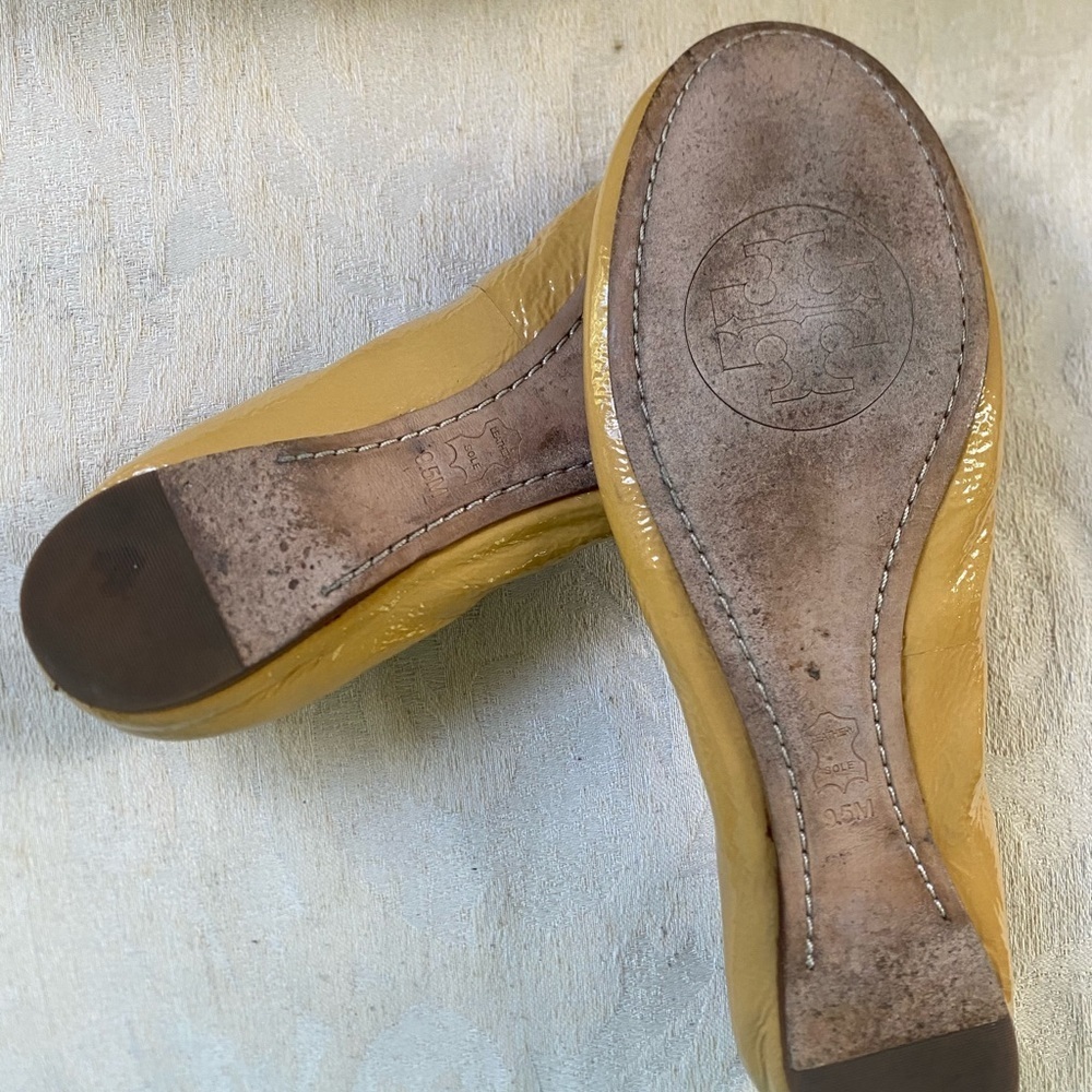 TORY BURCH CAROLINE 2 MUSTARD BALLERINA FLAT GOLD DETAIL - Picture 4 of 7